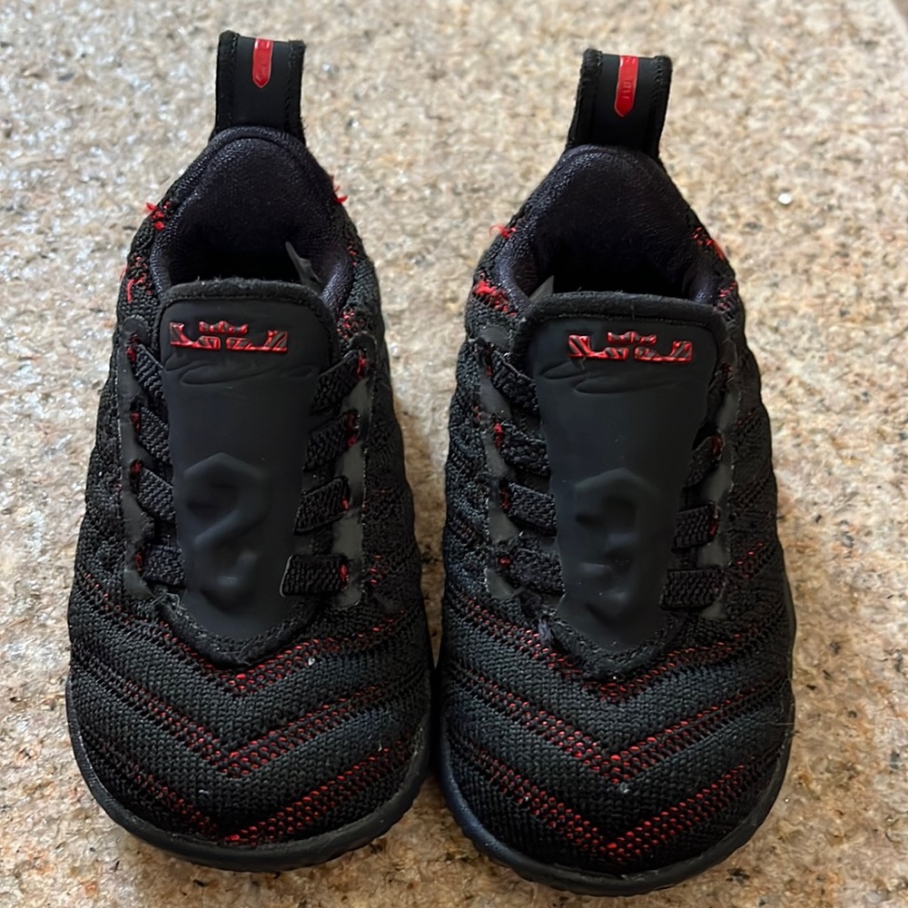 Nike lebron 16 fresh bred - EUC- size 4C